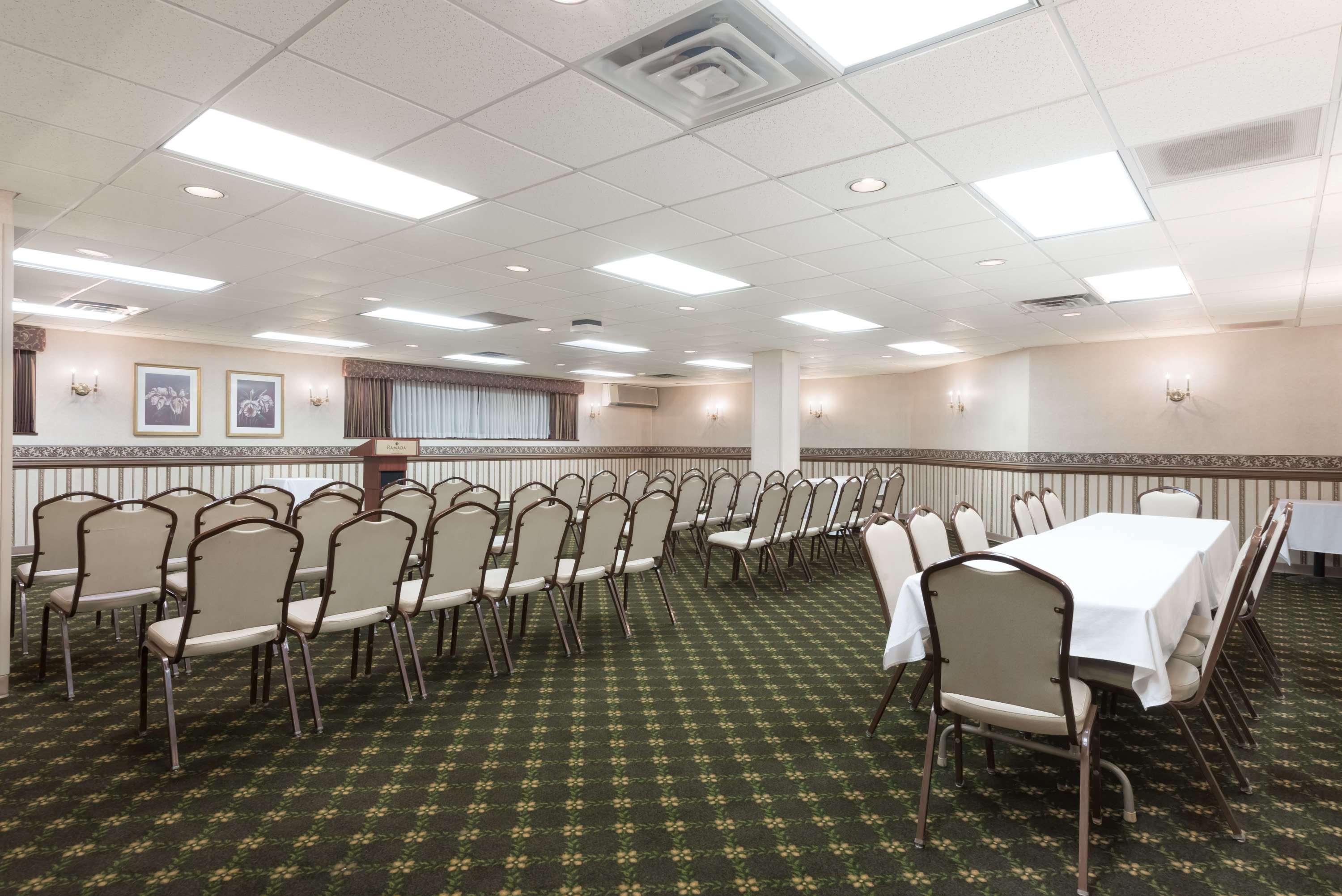 Ramada Plaza By Wyndham Hagerstown Hotel Buitenkant foto
